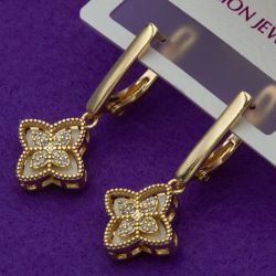 Серьги сталь№597 Van Cleef с мелкими белыми цирконами и эмалью купить оптом бижутерию сталь недорого.
