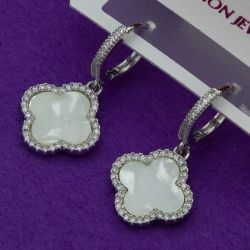 Серьги сталь№600 15 мм клевер с белой эмалью Van Cleef купить оптом бижутерию сталь недорого.