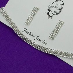 Колье№141 3 ряда усыпанное белыми стразами с сережками на белом металле куплю свадебные украшения оптом.