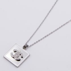 Цепочка сталь№791 55+5 см удлинитель, переплетенные буквы Chanel на квадратной пластине куплю оптом бижутерию сталь недорого.