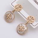 Серьги сталь№808 ажурный металлический логотип Tory Burch с перламутром куплю бижутерию сталь оптом.