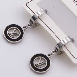Серьги сталь№834 сквозная монограмма Louis Vuitton с черной эмалью куплю бижутерию сталь оптом.