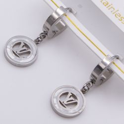 Серьги сталь№835 сквозная монограмма Louis Vuitton с белой эмалью куплю бижутерию из мед стали оптом.