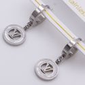 Серьги сталь№835 сквозная монограмма Louis Vuitton с белой эмалью куплю бижутерию из мед стали оптом.