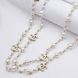 Подвеска№2573 длинная в стиле Chanel с жемчужинами разного диаметра и логотипами купить недорого в интернет-магазине.