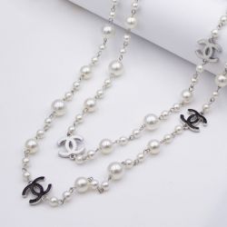 Подвеска№2574 длинная в стиле Chanel с жемчужинами разного диаметра и логотипами купить недорого в интернет-магазине.